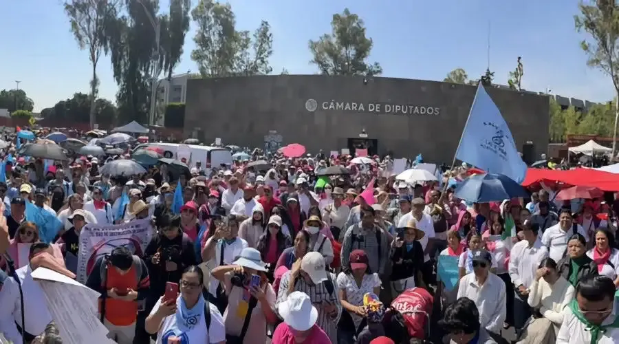 Thousands of people demonstrated in front of the Congress of the Union, Mexico’s federal legislature, demanding that lawmakers draft and pass laws protecting the true rights of Mexican women and children.?w=200&h=150