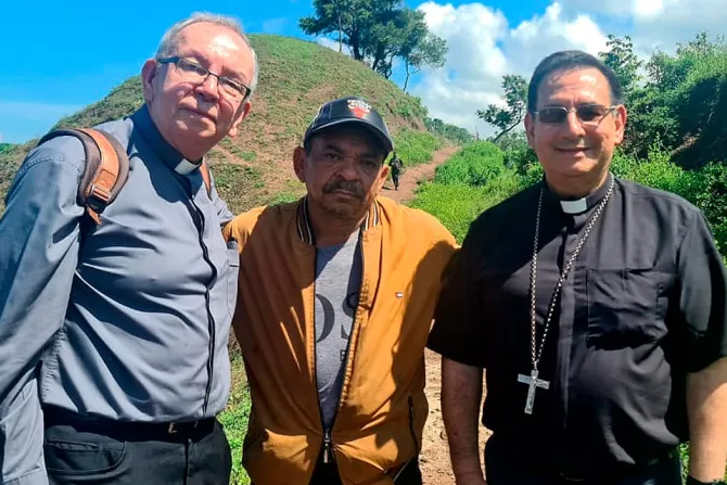 Luis Manuel Díaz, father of soccer player Luis Díaz (center), along with Francisco Ceballos, bishop of Riohacha (right), and Monsignor Héctor Henao, delegate for Church-state relations, who formed the humanitarian commission in charge of facilitating Díaz's release.