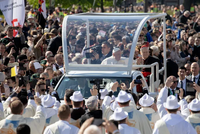 Pope Francis Hungary popemobile
