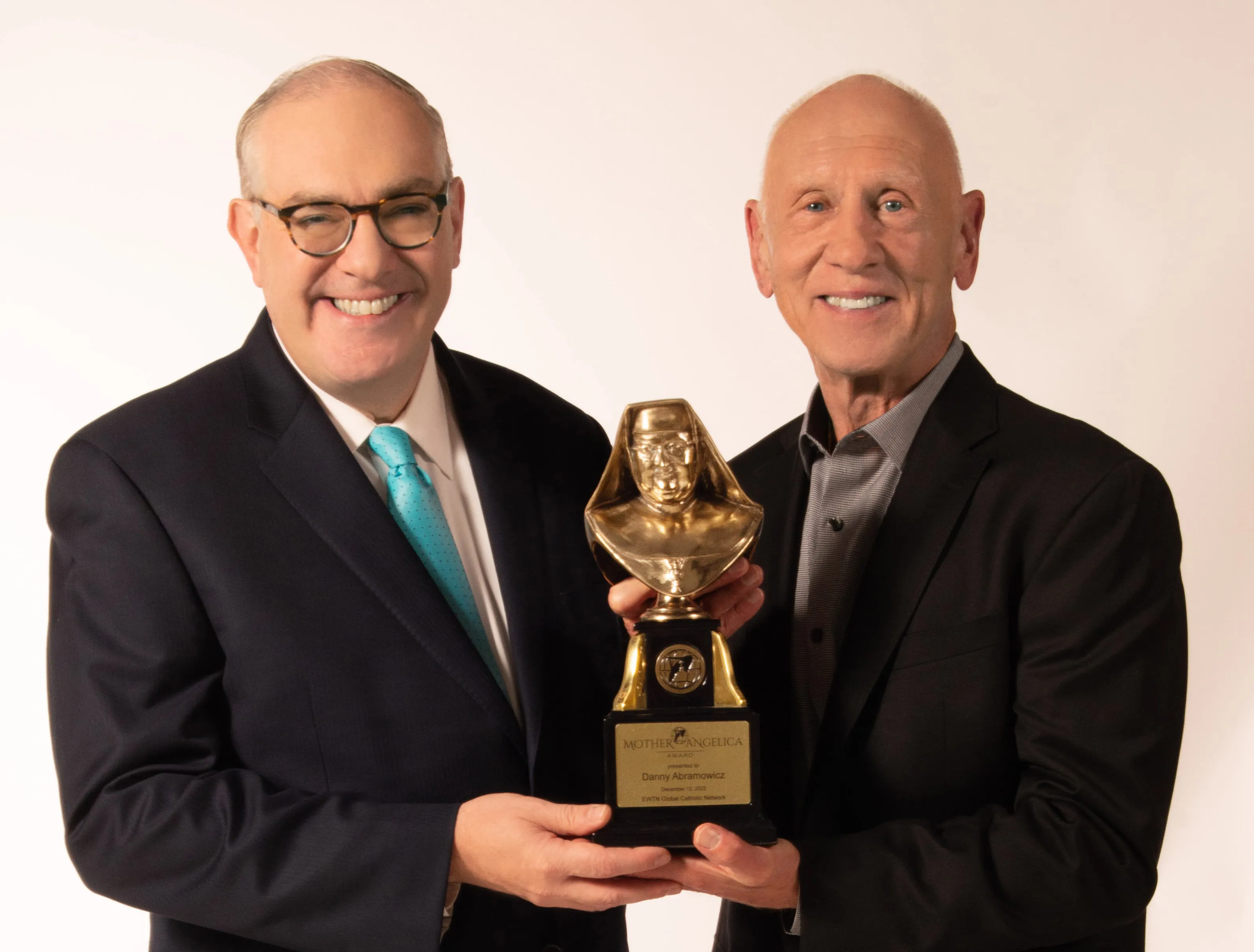 EWTN Chairman and Chief Executive Officer Michael P. Warsaw presents the 2022 Mother Angelica Award to former NFL star and coach Danny Abramowicz in honor of his lifetime of service to the new evangelization.?w=200&h=150
