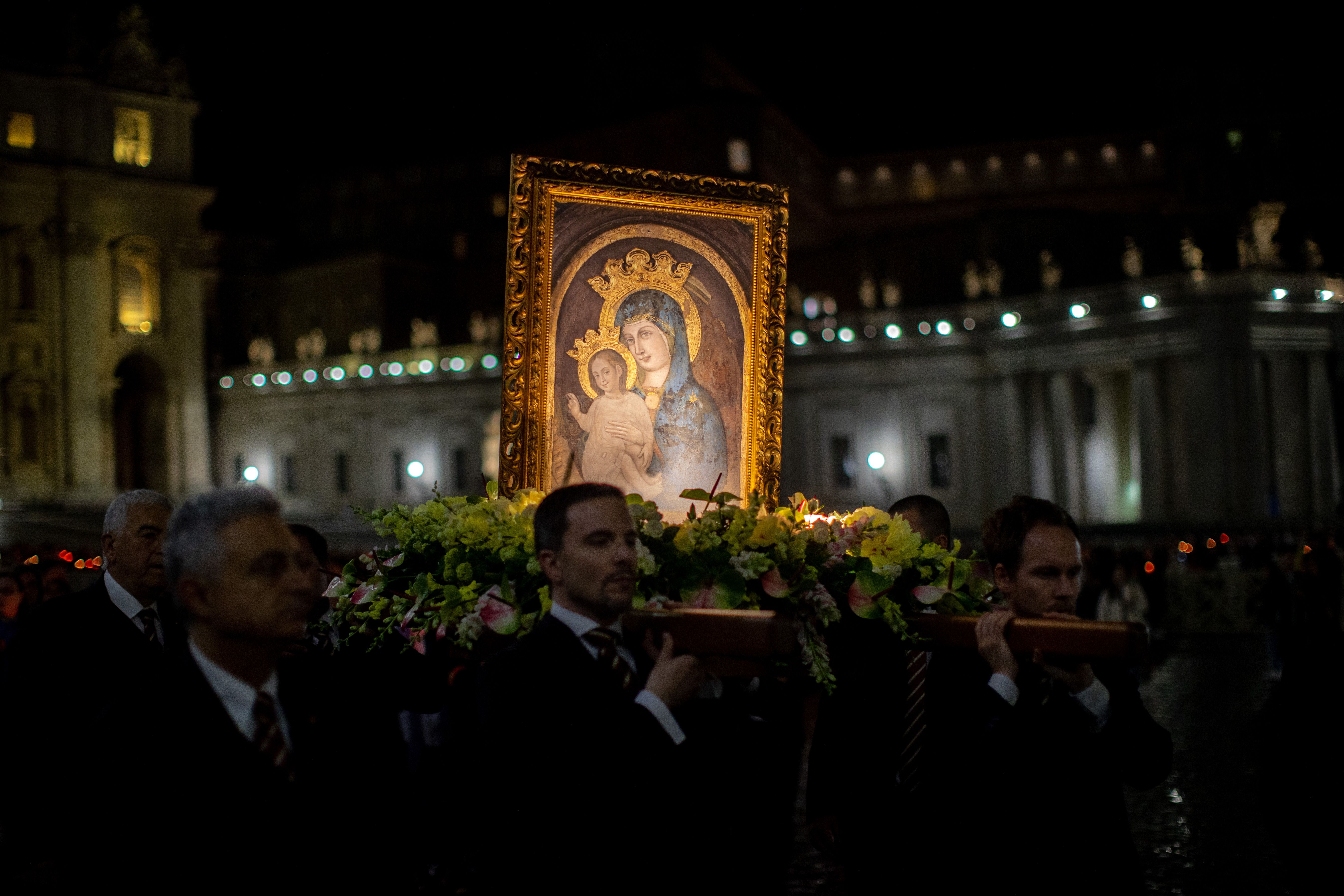 PHOTOS: Rosary procession in St. Peter’s Square honors the Blessed Virgin Mary