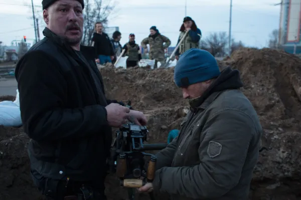 Members of the territorial defense battalion set up a machine gun and organise a military redoubt on February 25, 2022 in Kyiv, Ukraine. Yesterday, Russia began a large-scale attack on Ukraine, with Russian troops invading the country from the north, east and south, accompanied by air strikes and shelling. The Ukrainian president said that at least 137 Ukrainian soldiers were killed by the end of the first day. Anastasia Vlasova/Getty Images