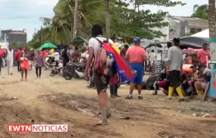 Migrants waiting to cross the Gulf of Urabá to start the route through the Darién jungle. Credit: EWTN News (video capture)