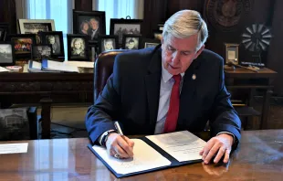Missouri Gov. Mike Parson signs a bill in 2020. Credit: Office of Missouri Governor/Wikimedia, CC BY 2.0