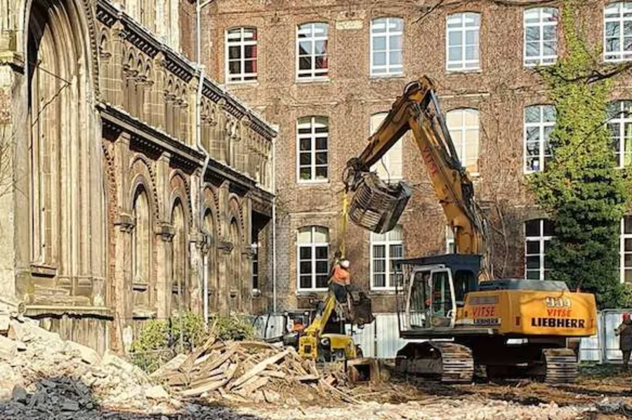 The demolition of the Chapelle Saint-Joseph in Lille, France.?w=200&h=150