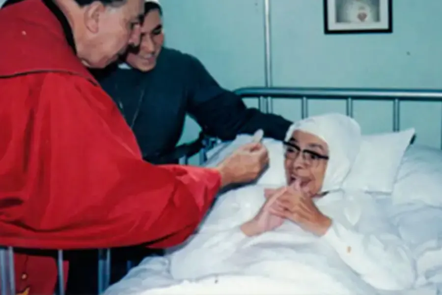 Mother María Berenice receives the Eucharist during a period of illness.?w=200&h=150