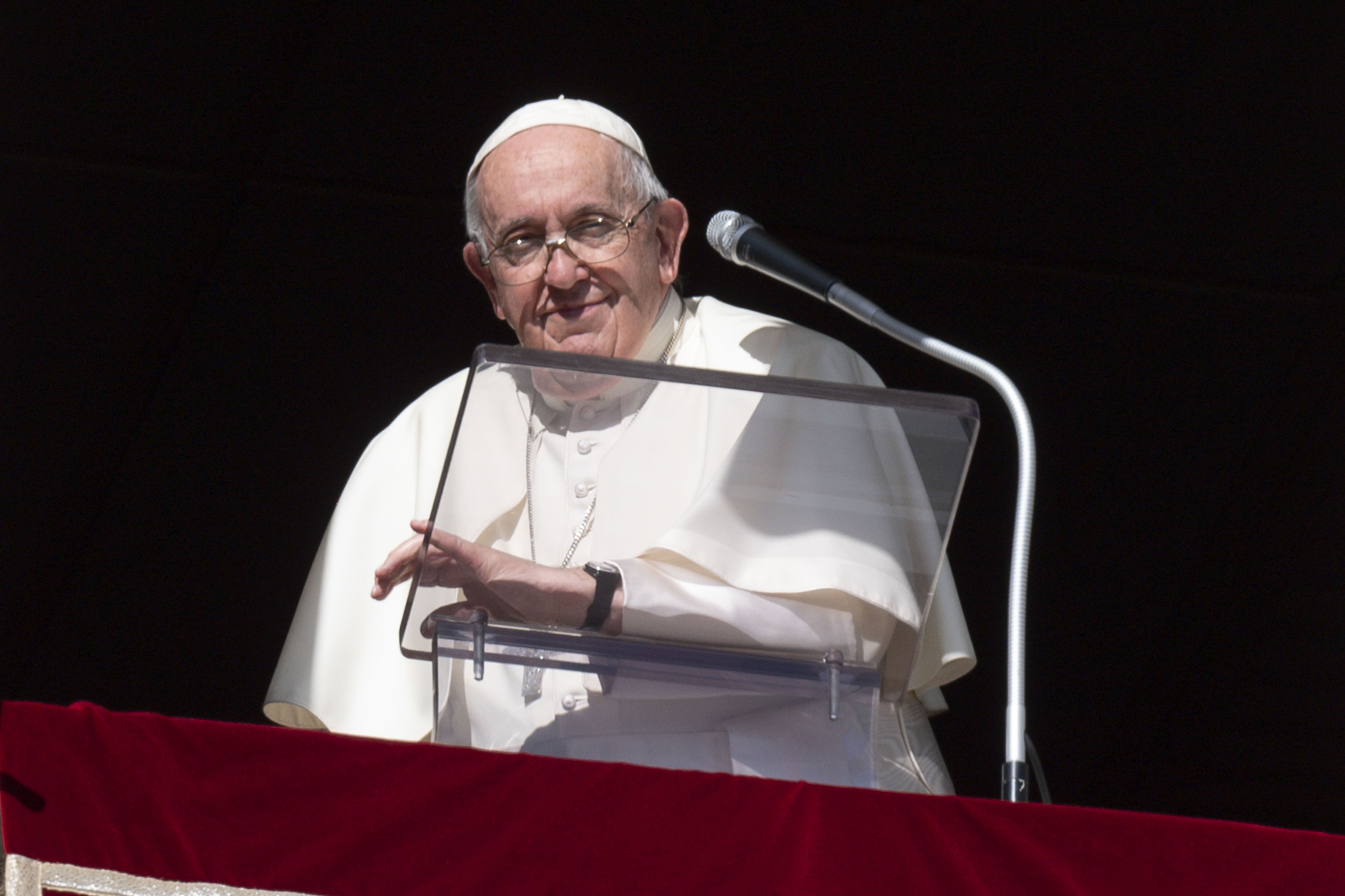 Pope Francis calls on Catholics to become peacemakers