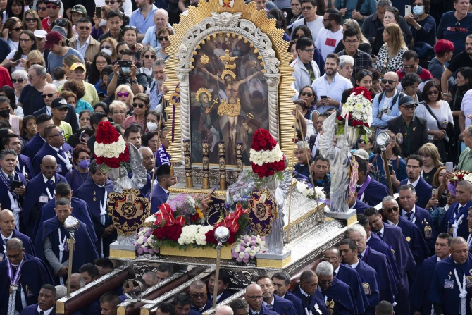 Pilgrims at the pope's Angelus address on Oct. 23, 2022.