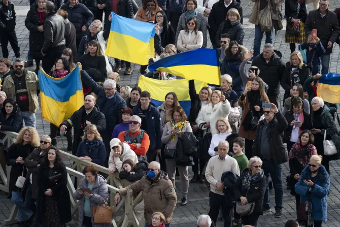 Ukrainian flags waved by visitors20221226
