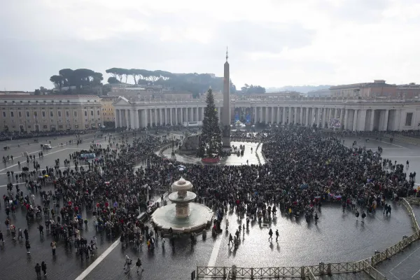 Hodočasnici se okupljaju na Trgu svetog Petra za nedjeljni Angelus pape Franje 31. prosinca 2023. Zasluge: Vatican Media