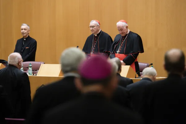 Facing the German bishops in Rome, Nov. 18, 2022: Cardinal Luis Ladaria Ferrer SJ, Prefect of the Dicastery of the Doctrine of the Faith, Cardinal Pietro Parolin, Secretary of State, and Cardinal Marc Ouellet PSS, Prefect of the Dicastery of Bishops (from left). Vatican Media