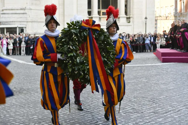 Swiss Guards placed a wreath in Roman Protomartyrs Square in honor of the soldiers who died during the Sack of Rome in 1527. Vatican Media