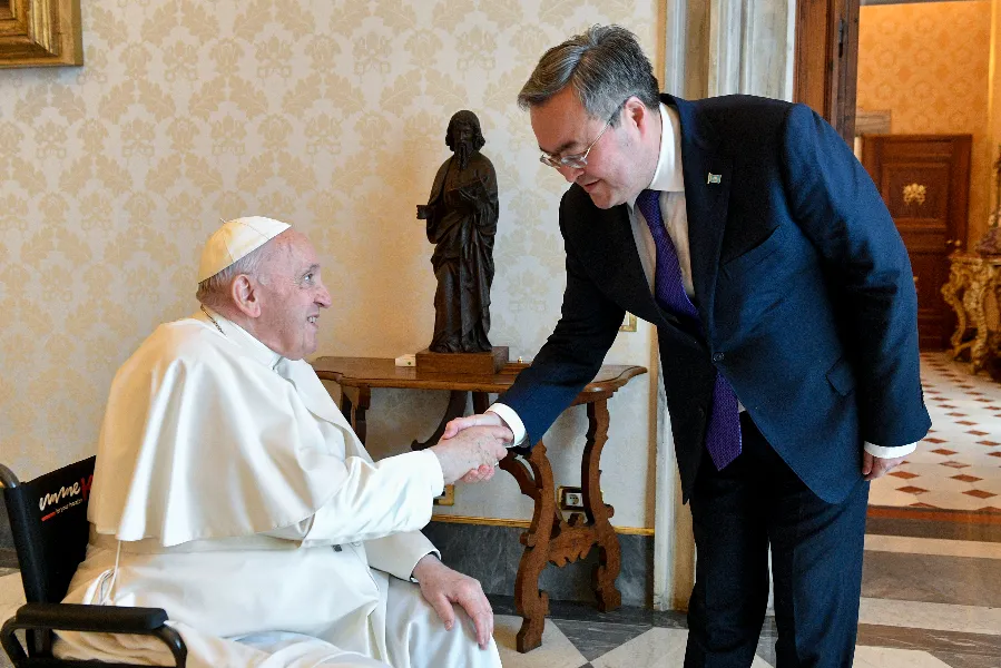 Pope Francis greets Mukhtar Tileuberdi, Kazakhstan’s deputy prime minister and foreign minister, at the Vatican, May 30, 2022.?w=200&h=150