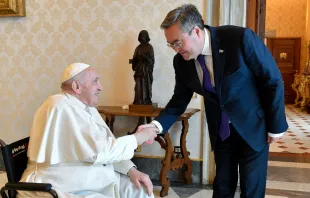Pope Francis greets Mukhtar Tileuberdi, Kazakhstan’s deputy prime minister and foreign minister, at the Vatican, May 30, 2022. Vatican Media.