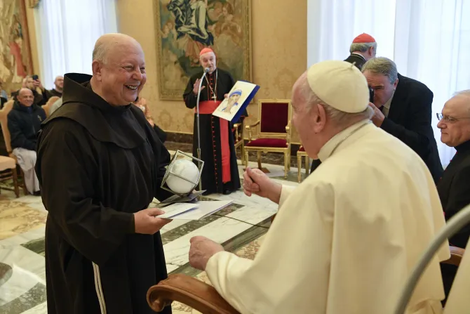 Pope Francis presented Father Hanna Jallouf, a Franciscan who served in Syria amid the civil war, with the Mother Teresa Award on Dec. 17, 2022.