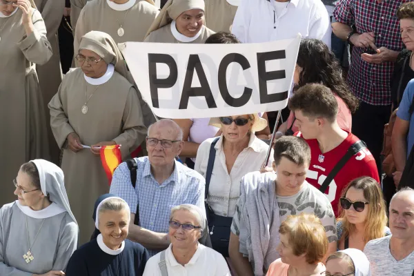 Pilgrims hold a banner that reads “Peace” at Pope Francis’ Sunday Angelus address on Oct. 29, 2023. Credit: Vatican Media