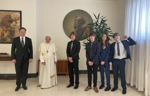 Elon Musk posted a photo with Pope Francis on Twitter. null
