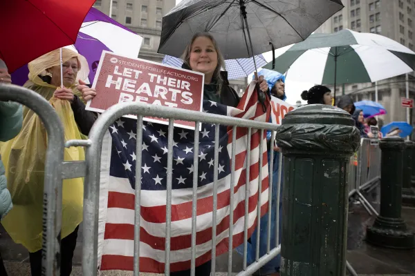 Stotine pro-lifera pridružilo se Međunarodnoj šetnji darivanja života u donjem dijelu Manhattana u New Yorku, unatoč jakoj kiši i prosvjednicima 23. ožujka 2024. Zasluge: Jeffrey Bruno