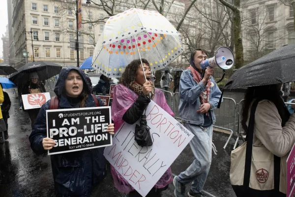 Stotine pro-lifera pridružilo se Međunarodnoj šetnji darivanja života u donjem dijelu Manhattana u New Yorku, unatoč jakoj kiši i prosvjednicima 23. ožujka 2024. Zasluge: Jeffrey Bruno