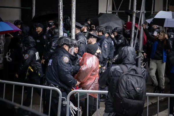 Njujorška policija morala je nekoliko puta uhititi prosvjednike za pobačaj tijekom događaja zbog pokušaja ometanja Međunarodne šetnje darivanja života u donjem dijelu Manhattana 23. ožujka 2024. Zasluge: Jeffrey Bruno