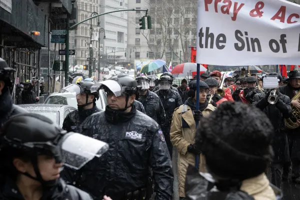 Policajci njujorške policije prate zagovornike života u Međunarodnoj šetnji darivanja života dok prosvjednici koji su zagovornici pobačaja zezaju i pokušavaju omesti događaj u donjem dijelu Manhattana 23. ožujka 2024. Zasluge: Jeffrey Bruno