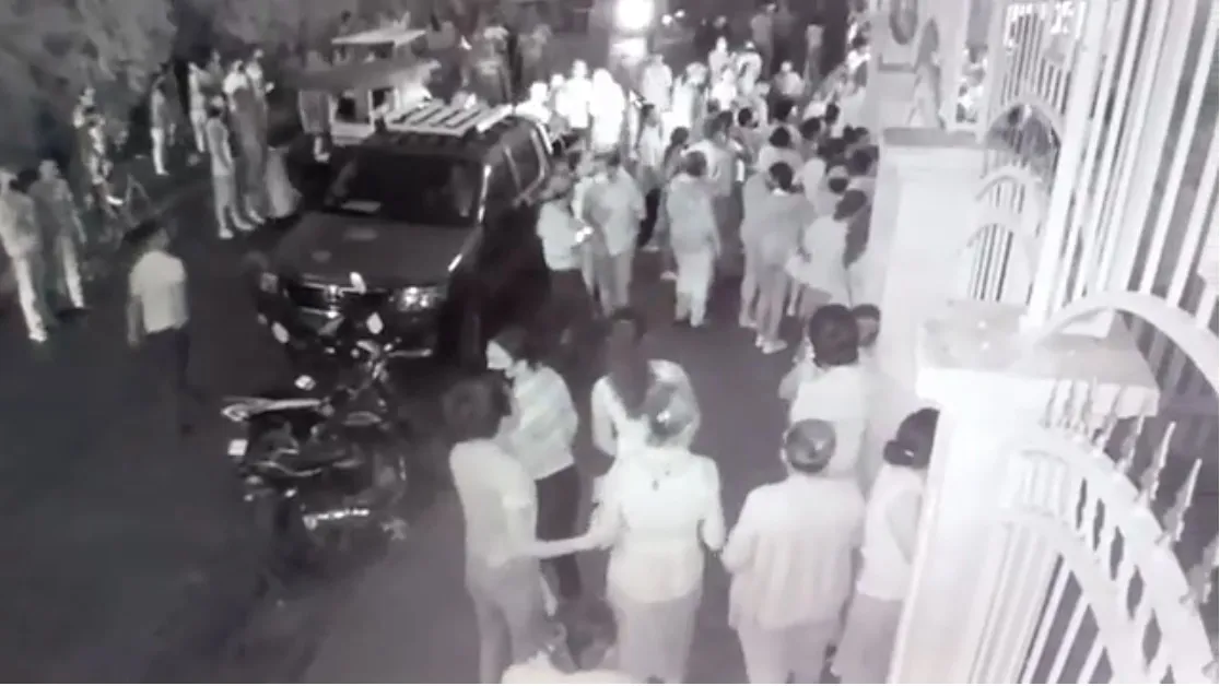 Police arrive the night of Aug. 1 at Divine Mercy parish in the town of Sébaco in the Diocese of Matagalpa, Nicaragua. The parish broadcast live on Facebook the arrival of the police at the parish doors as well as their entry by force.?w=200&h=150