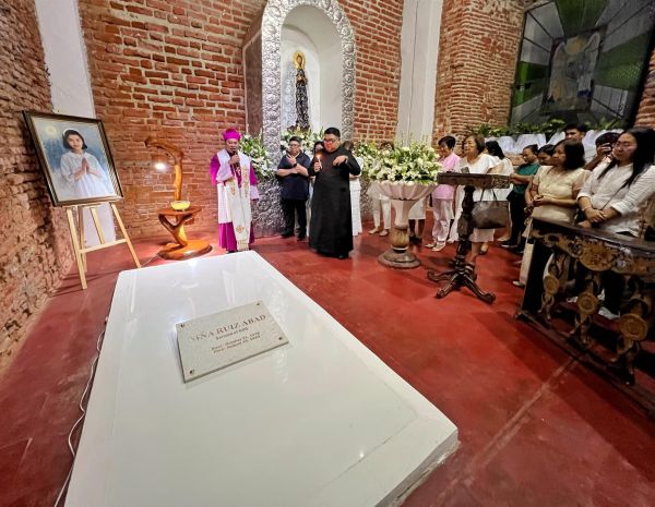 Grob službenice Božje Niñe Ruíz-Abad u župi sv. Monice, Ilocos Norte, Filipini.  Zasluge: Fotografija ljubaznošću oca Dennisa Ruíza