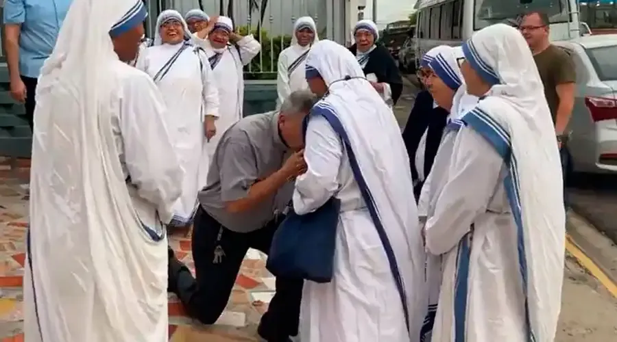 Bishop Eugenio Salazar Mora kneels before the superior of the Missionaries of Charity expelled from Nicaragua on July 6, 2022.?w=200&h=150