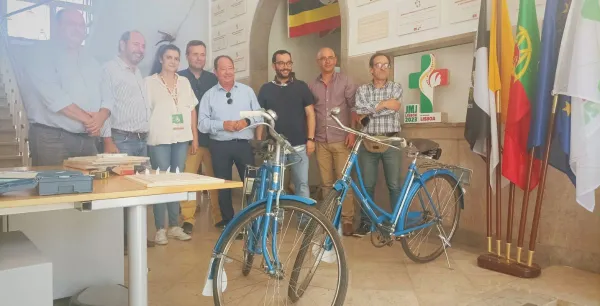 Moment of delivery of the bicycles built in the GAFe Bike Lab to the WYD Lisbon 2023 Foundation. Photo courtesy of E-conversas