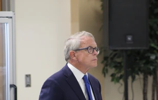 Ohio Gov. Mike DeWine visits Pickaway-Ross Career and Technology Center in Chillicothe, Ohio, Sept. 16, 2022. Credit: Jason H. Salley|Wikimedia|CC BY 3.0 DEED