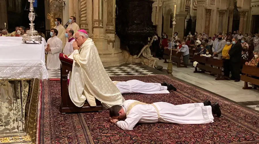 El obispo español dice que la Iglesia no puede ni quiere vivir sin sacerdotes