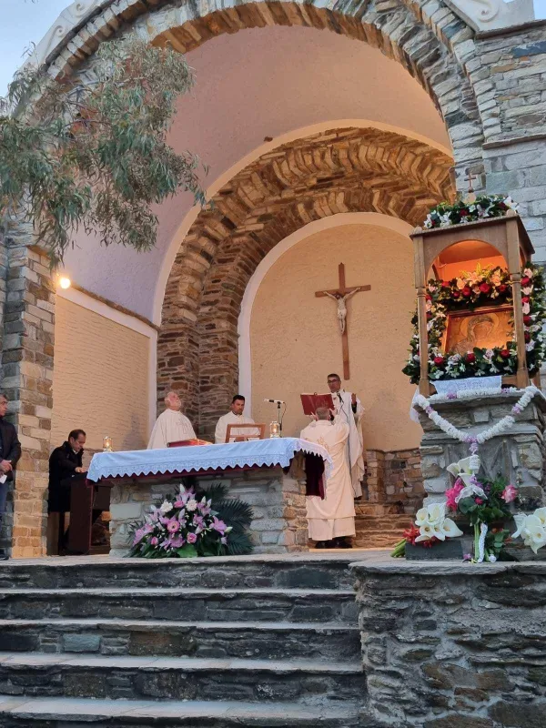 Original icon displayed at outdoor Mass at the Shrine of Vryssi on the Greek island of Tinos. Photo courtesy of the Congregation of the Servants of the Virgin of Matarà