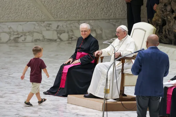 An unknown little boy approached Pope Francis near the end of the audience Aug. 17, 2022. Pablo Esparza/CNA