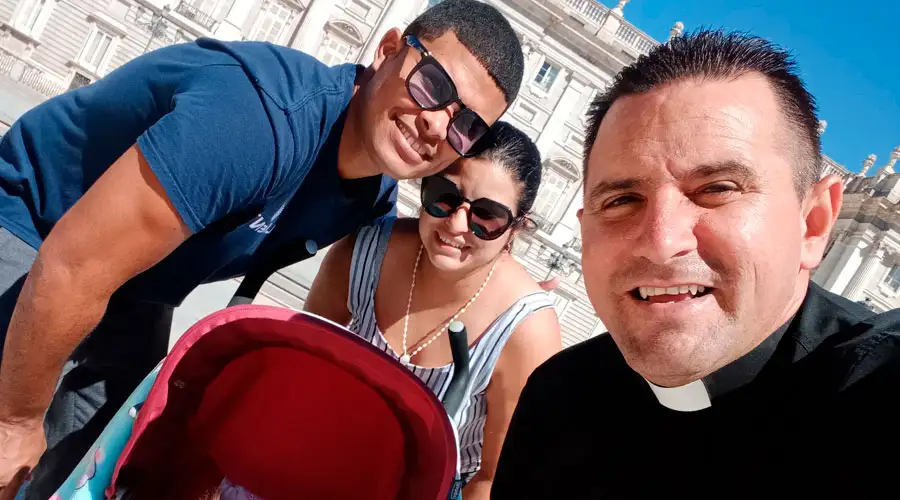 Father Bladimir Navarro with a Cuban couple aided by Cobijo?w=200&h=150