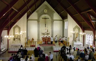 Solemn Mass is celebrated at St. Clement Parish, Ottawa, Canada, which is entrusted to the Priestly Fraternity of St. Peter (FSSP). Public Domain.