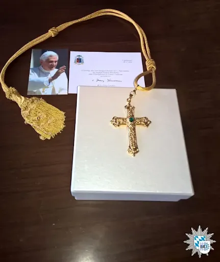 Papa Benedikt XVI. ostavio je naprsni križ crkvi svetog Oswalda u gradu Traunsteinu u Bavarskoj nakon svog umirovljenja 2013. Križ je ukraden 19. lipnja 2023. iz crkve.  Zasluge: Bavarska policija/CNA Deutsch