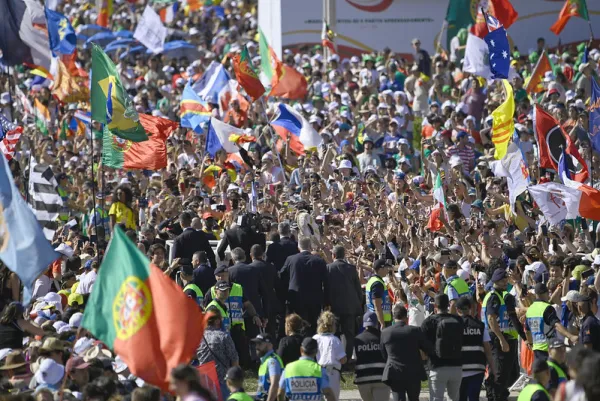 Thousands line the streets to greet Pope Francis as he makes his way to the World Youth Day welcoming ceremony in Lisbon, Portugal, Aug. 3, 2023. Credit: Jesus Huerta/Flickr JMJ Lisboa 2023