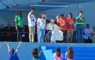 Young people greet Pope Francis as he arrives at the World Youth Day welcoming ceremony in Lisbon, Portugal, Aug. 3, 2023. Credit: Jesus Huerta/Flickr JMJ Lisboa 2023