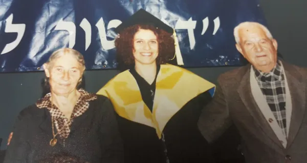 Profesorica Mouna Maroun sa svojim roditeljima na dan diplomiranja 2000. “Mislim da je tajna mog uspjeha nedostatak očekivanja da ću uspjeti,