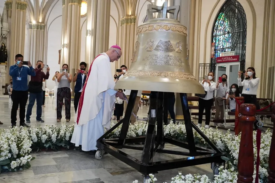 The ‘Voice of the Unborn’ bell arrives at the Cathedral of St. Peter the Apostle in Guayaquil, Ecuador.?w=200&h=150