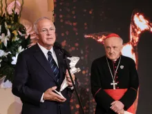 Carl Anderson receives the Totus Tuus award at the Royal Castle in Warsaw, Poland, Oct. 9, 2021.