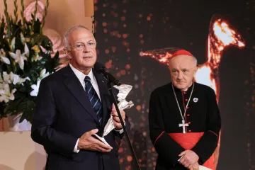 Carl Anderson receives the Totus Tuus award at the Royal Castle in Warsaw, Poland, Oct. 9, 2021