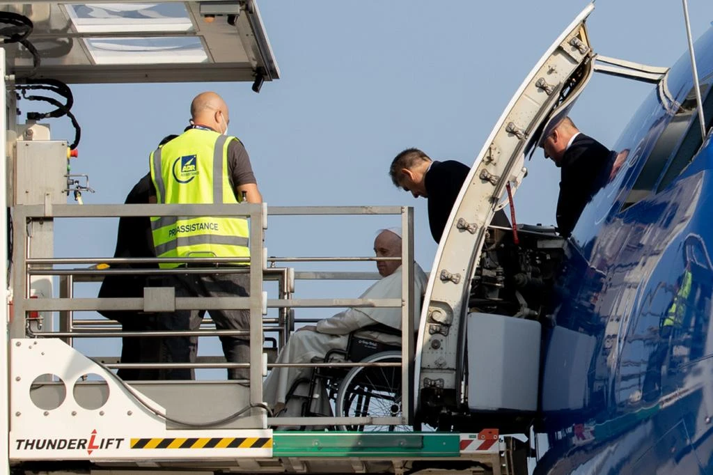 Pope Francis prepares to board an ITA Airlines plane for his approximately 10-hour flight from Rome to Edmonton in western Canada on July 24, 2022.?w=200&h=150