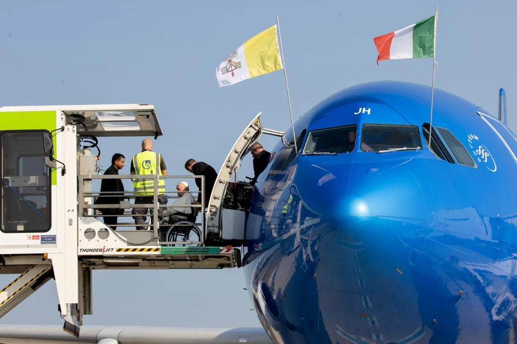 Pope Francis prepares to board an ITA Airlines plane for his approximately 10-hour flight from Rome to Edmonton in western Canada on July 24, 2022.?w=200&h=150