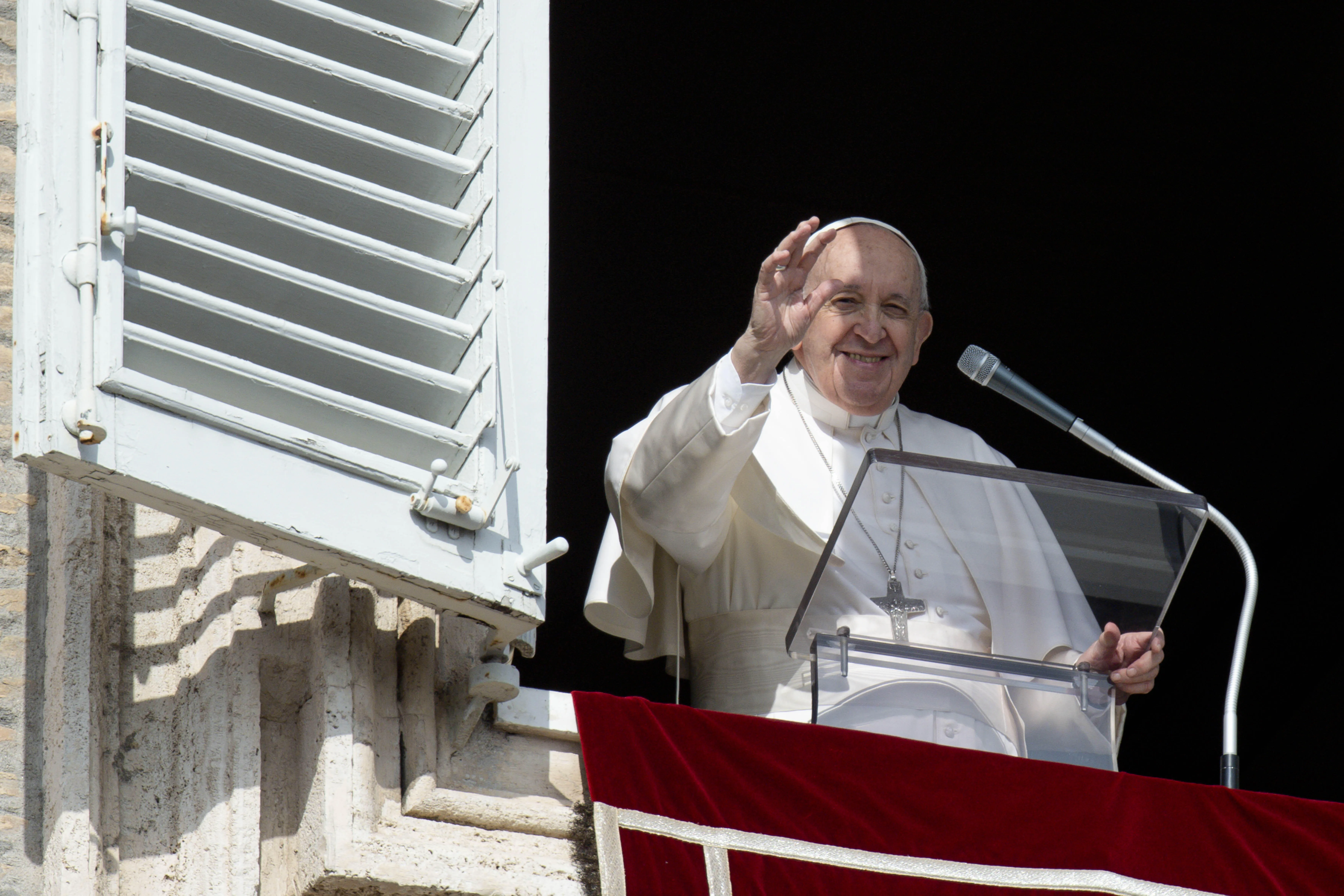 Pope Francis waves to the crowd during the Sunday Angelus.?w=200&h=150