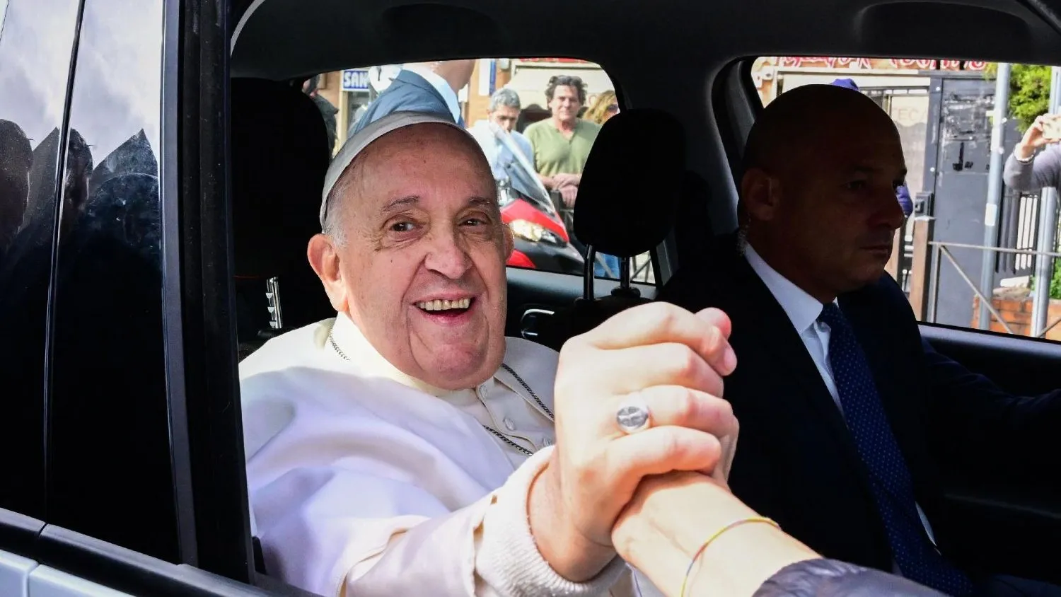 Pope Francis greeted the crowd gathered outside of the hospital after he was discharged on the morning of April 1, 2023.?w=200&h=150