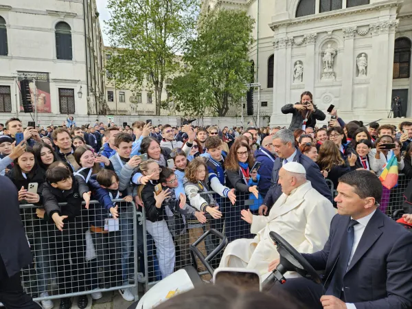 Papa Franjo pozdravlja mlade okupljene na Trgu svetog Marka tijekom svog posjeta Veneciji, Italija, 28. travnja 2024. Zasluge: Daniel Ibañez/CNA