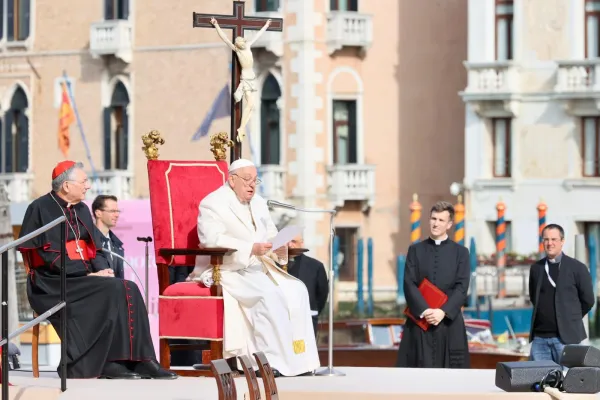 Papa Franjo drži svoju propovijed tijekom mise na Trgu svetog Marka u Veneciji, Italija, 28. travnja 2024. Zasluge: Daniel Ibañez/CNA
