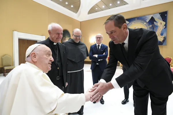 Papa Franjo sastaje se 24. travnja 2024. u Vatikanu s Chuckom Robbinsom, izvršnim direktorom multinacionalnog konglomerata digitalnih komunikacija Cisco.  Zasluge: Vatikanski mediji