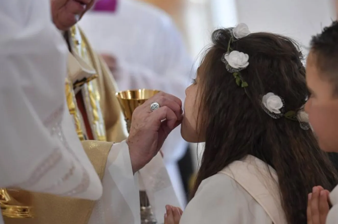 Pope Francis celebrates Holy Mass with First Communions in the Church of the Sacred Heart of Rakovsky, Bulgaria on May 6, 2019.?w=200&h=150